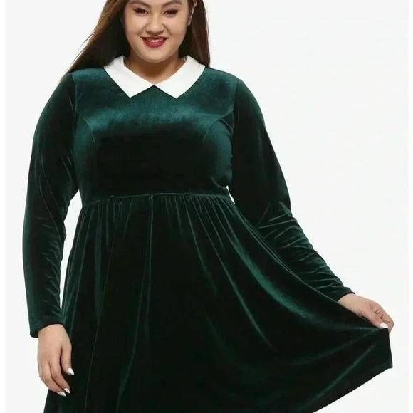 Hot Topic Dresses & Skirts - HOT TOPIC Green Velvet fairy goth  Long Sleeve Dress Plus Size 5